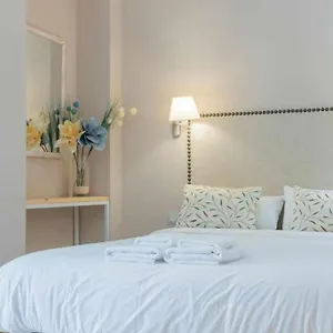 obispo-espectacular-apartamento-junto-a-la-catedral-de-malaga.hotelsinnerja.org/